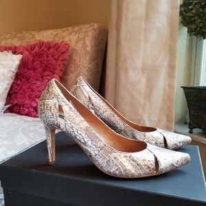 Ann Taylor "katlin cutout pump"